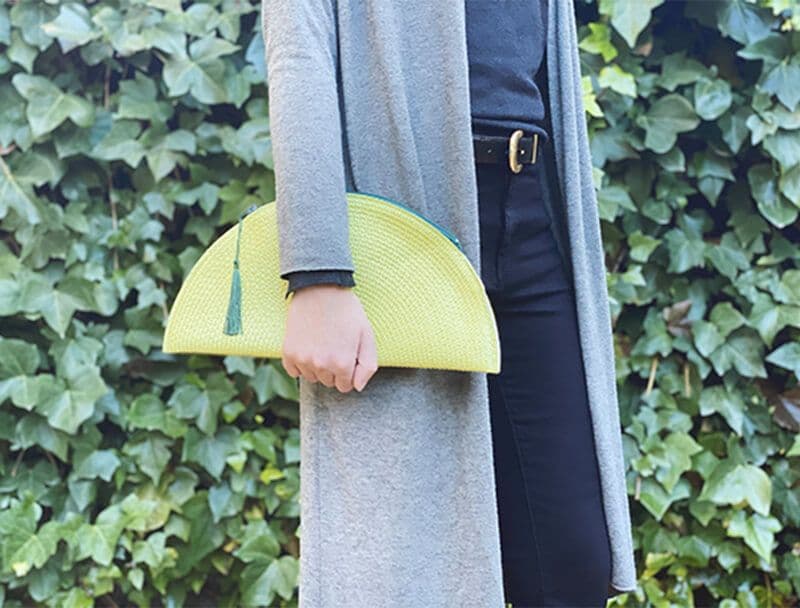 Chica con bolso verde