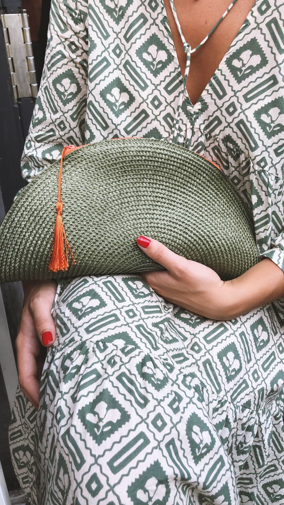 Chica con bolsa verde